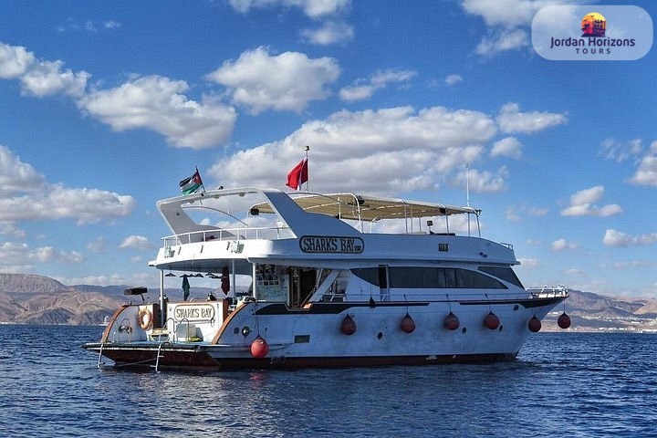 Excursion en bateau à Aqaba : pour profiter de la beauté de la mer et de ses environs